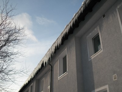Eiszapfen am Haus.jpg