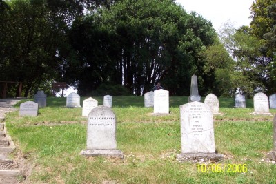 Tierfriedhof Powerscourt Gardens Wicklow.jpg