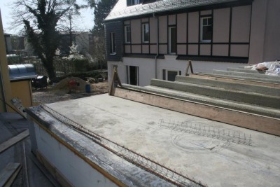 Dach Neubau 10.4.11 Betonbalken.JPG