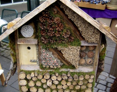 das nenn ich mal ein Insekten-Hotel....jpg