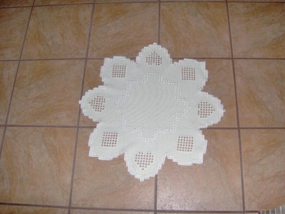 Tischläufer beige Hardanger 63 mal 63 2 Flecken.jpg