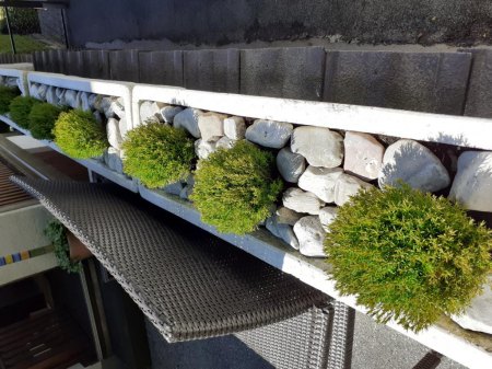 Blumentröge mit Steinabdeckung
