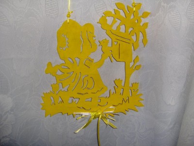 Mädchen mit Vogelhaus gelb.jpg